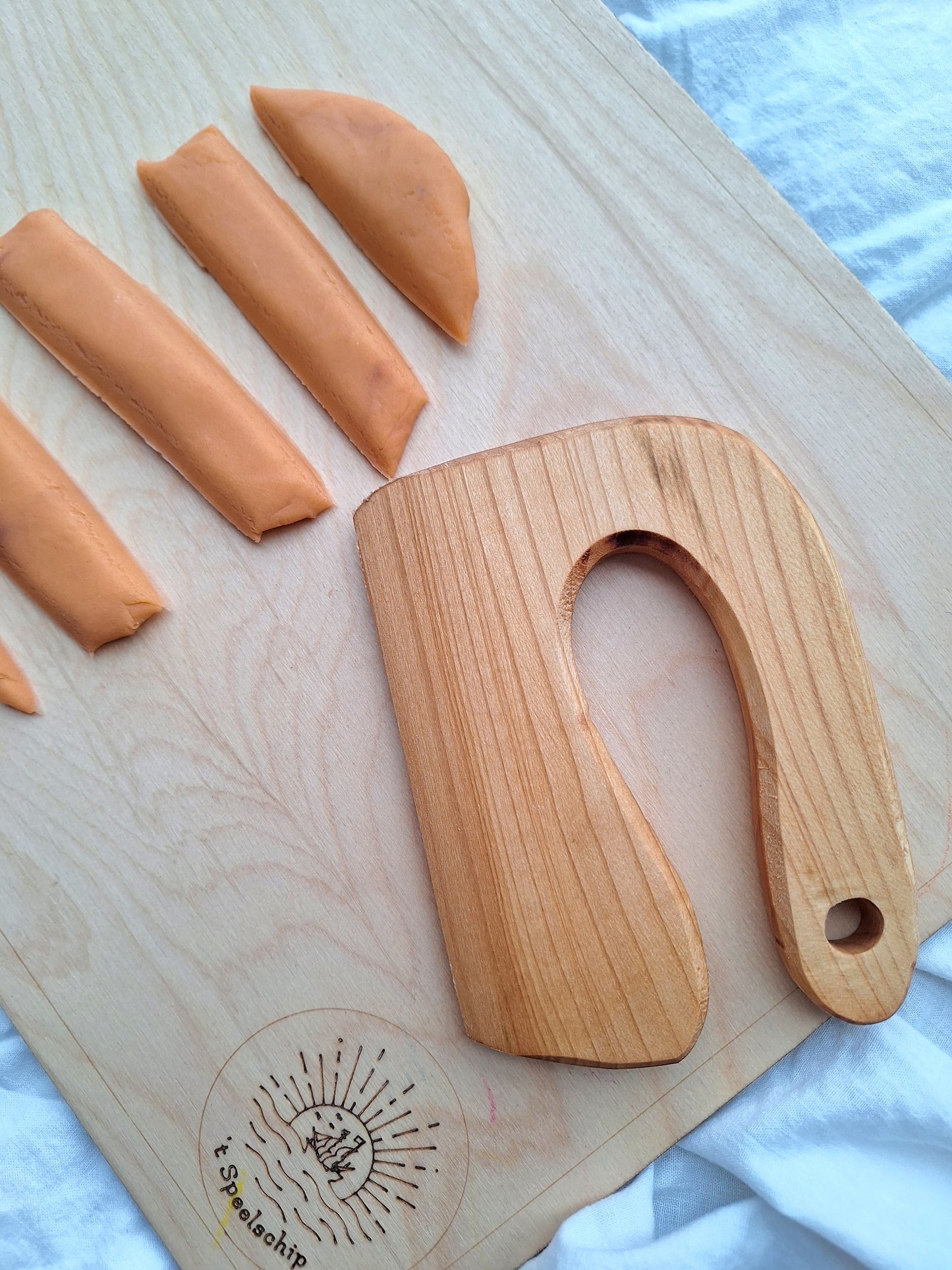 Montessori Kindermes | Lindehout (Magisch Zand & Speeldeeg)